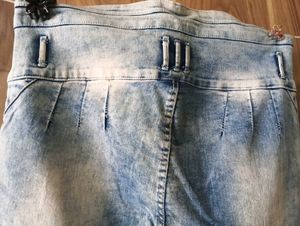 Stylish High-Waisted Jeans