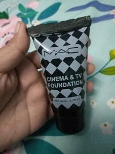 MAC Cinema &amp; TV Foundation Creamy Base