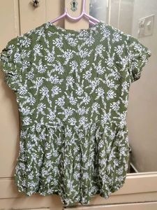 Pretty Green Top - New 💚