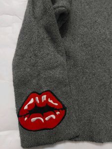 Gray knitted crop sweater with Lip patch