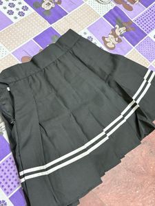 PLEATED BLACK SKIRT
