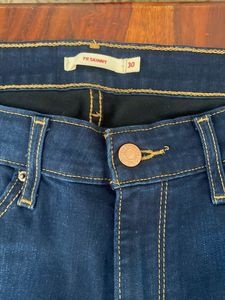 Levi&#39;s Dark Wash Jeans