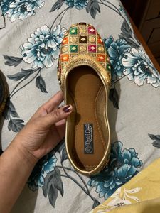 Embroidered Juttis