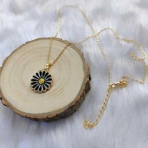 Daisy Charm Pendant (Gold Plated) 🌼🖤