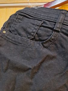 Knee Length Black Short Pant (Women&#39;s)