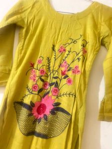 Elegant Floral Embroidered Kurta