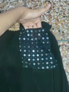 ek side mein pocket hai jo jiske andar Ham Saman R
