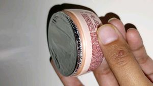 Lakme Seal Packed Moisturizer For Coins