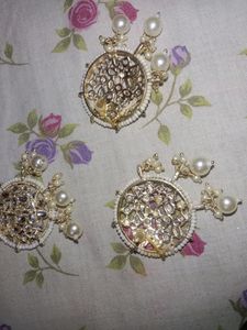 Earing And Tika