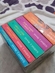 A Court Of Thorns And  Roses