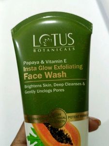 LOTUS BOTANUCALS INSTA GLOW EXFOLIATING FACE WASH