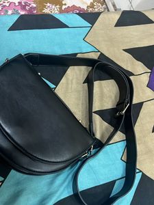 Black Slingbag - Women