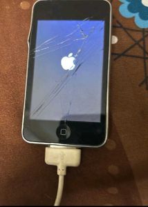 iPod Touch - Cracked Screen No Coin