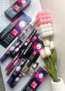 guyz I'll give makeup pouch for this makeu