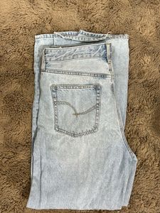 Light Wash Jeans - Modern Style