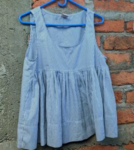 Sleeveless, loose-fit peplum top.