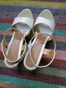 🚨Price Dropped, White Heels, Brand New 👠