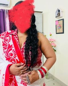 Elegant White &amp; Red Saree with padded blouse