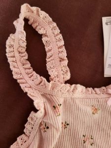H&amp;M Lace Trimmed Crop Top/ SIZE-M