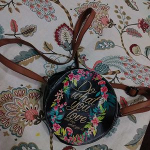 ROUND SLING BAG