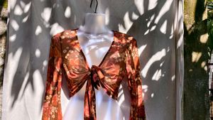 601210. Floral Tie-Front Crop Top