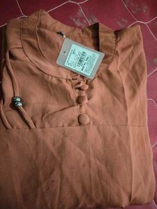 New top with tag