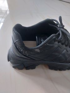 Unisex used Sneaker.