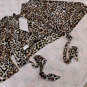 🐆 FOREVER 21Leopard Print Tie Top 🐆
