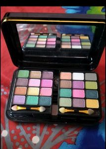 NEW Makeup Box( Original Price 1300rs)
