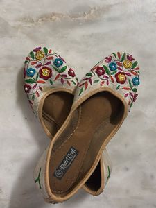 Floral Embroidered Jutti