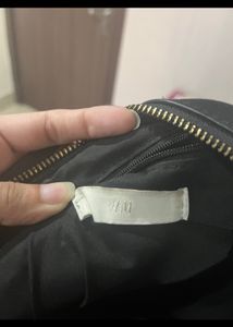 h&amp;m black shoulder bag