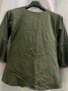 This Top Is Very Beautiful And Button In The Neck