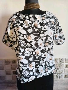 BOGO 🎁 Buy One Get 1 Free🎁  Large/XL Floral Top