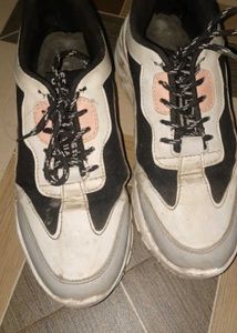 Sneakers &amp; Ethnic Jutti Combo