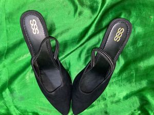 Chic Black Slingback Heels