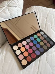 Makeup Revolution London 32 Eyeshadow Palette