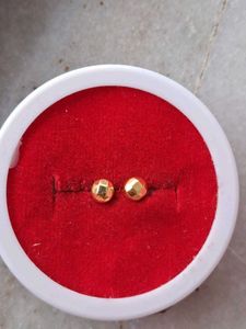 Beautiful New Dimond Cut Studs