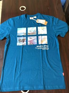 Levi's Holiday Mood Tee