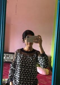 black & white full sleeves netted top.
