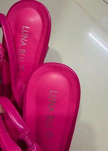 Hot Pink Rhinestone Heels 🩷🎀