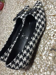Chic Houndstooth Flats