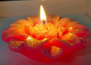 SET OF 2 FLOWER 🌼 CANDLE&#39;S 🕯️