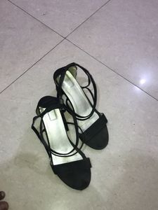 black heels gud condition
