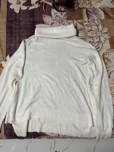 White Turtle Neck Sweatshirt🦢🤍