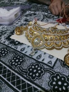 Elegant Gold &amp; Crystal Statement Necklace