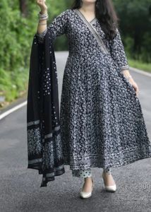 गोटा के साथ खूबसूरत सीक्वेंस एम्ब्रायडरी के साथ अन