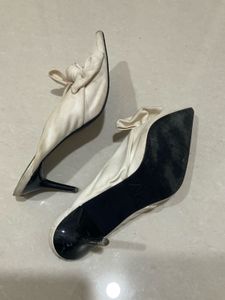 Zara White Heels with Bow ( need a good wash only
