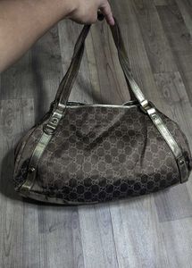 Gucci Gold Metallic Monogram Abbey Dring Toet