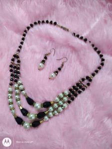 BLACK & WHITE TRIPLE STRAND IMITATION NECKLACE