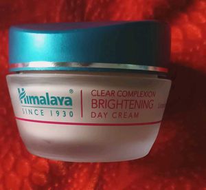 himalaya clear complexion day cream.
